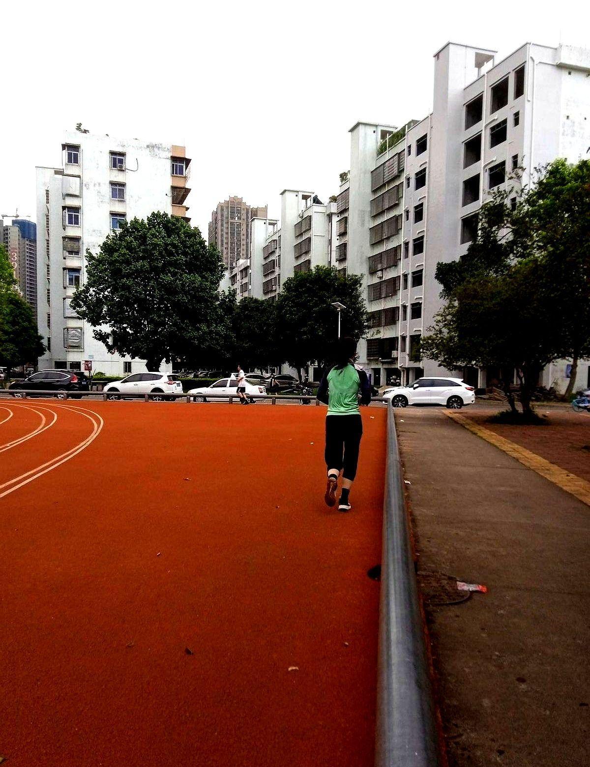 跑六年，腰围松了两扣，睡得比狗还香，感冒都懒得找我。膝盖没坏，骨头还变硬了。