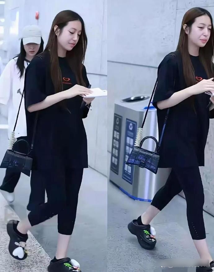 赵薇16岁女儿，满脸不屑一身名牌​​​
