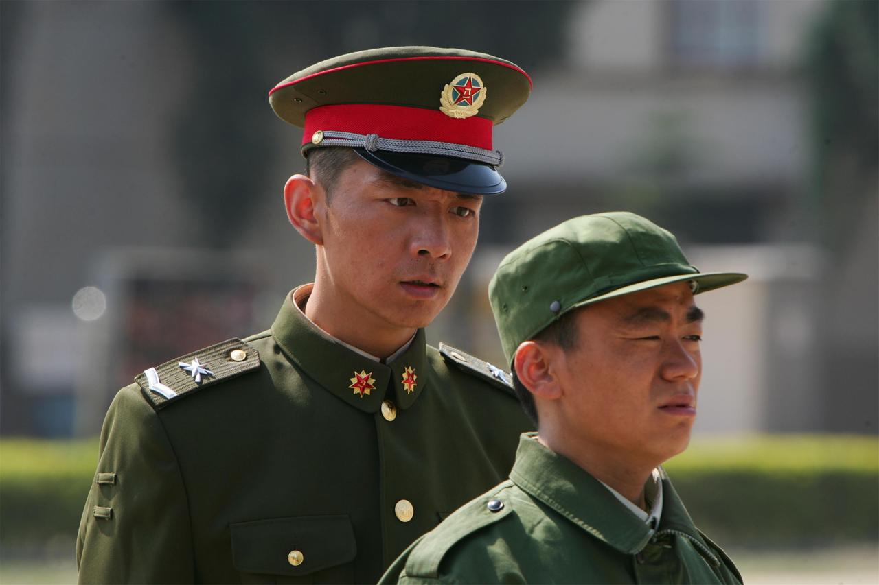 下面哪个肯定是现役军人？1、乡镇武装部干事2、县武装部军事科科长3、