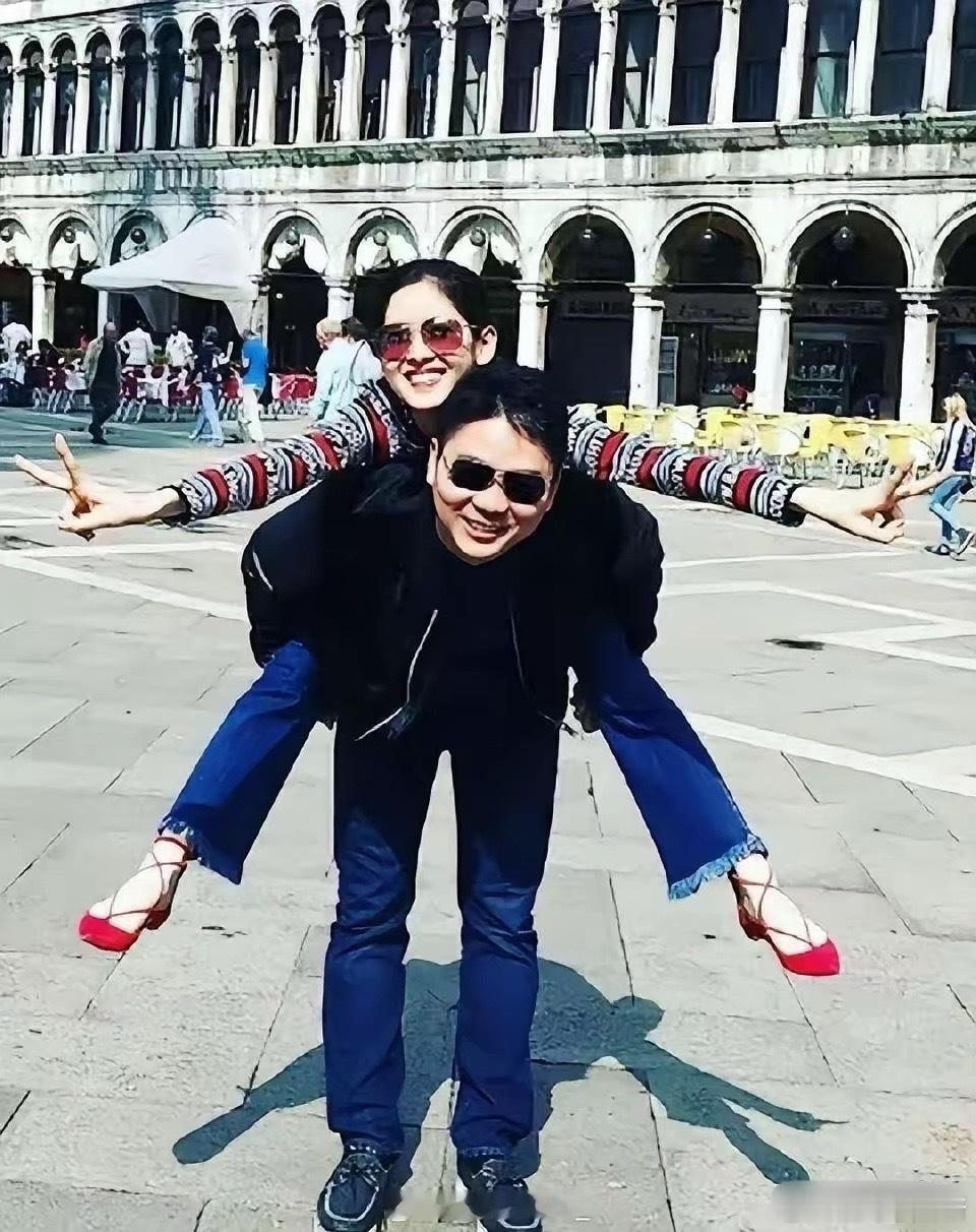 这会的刘强东三十八岁，章泽天十八岁，刚认识不久！