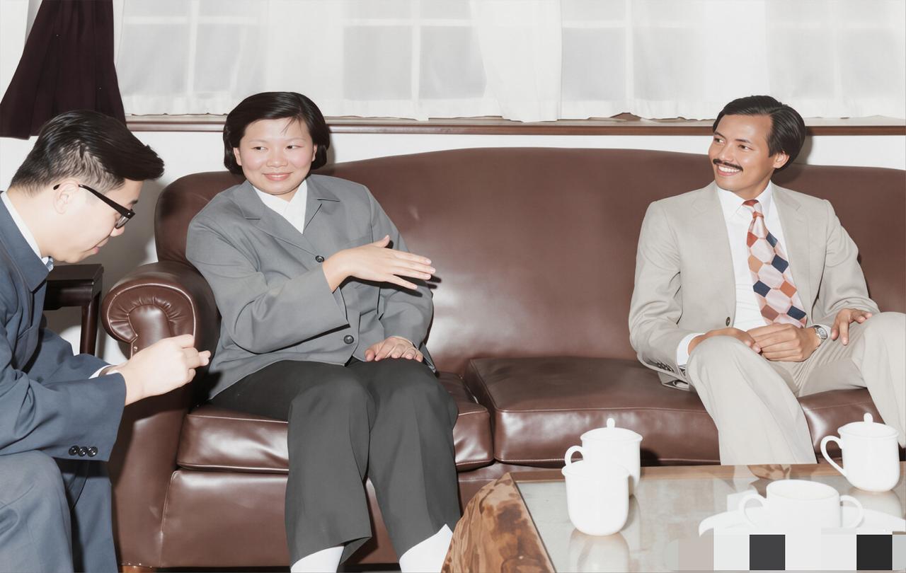 70年代初，时任上海市革委会副主任杨富珍会见外宾的一幕。她是工人劳模出身，经常代