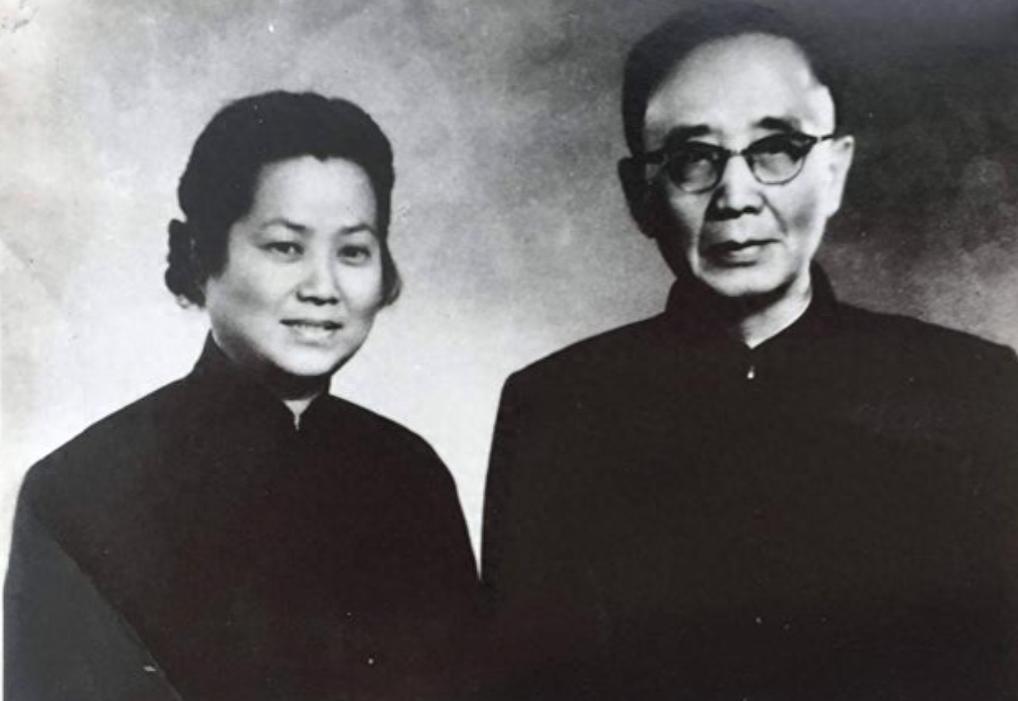 1978年，郭沫若因病去世不久，他妻子于立群突然自缢身亡。原来，她在整理丈夫遗物