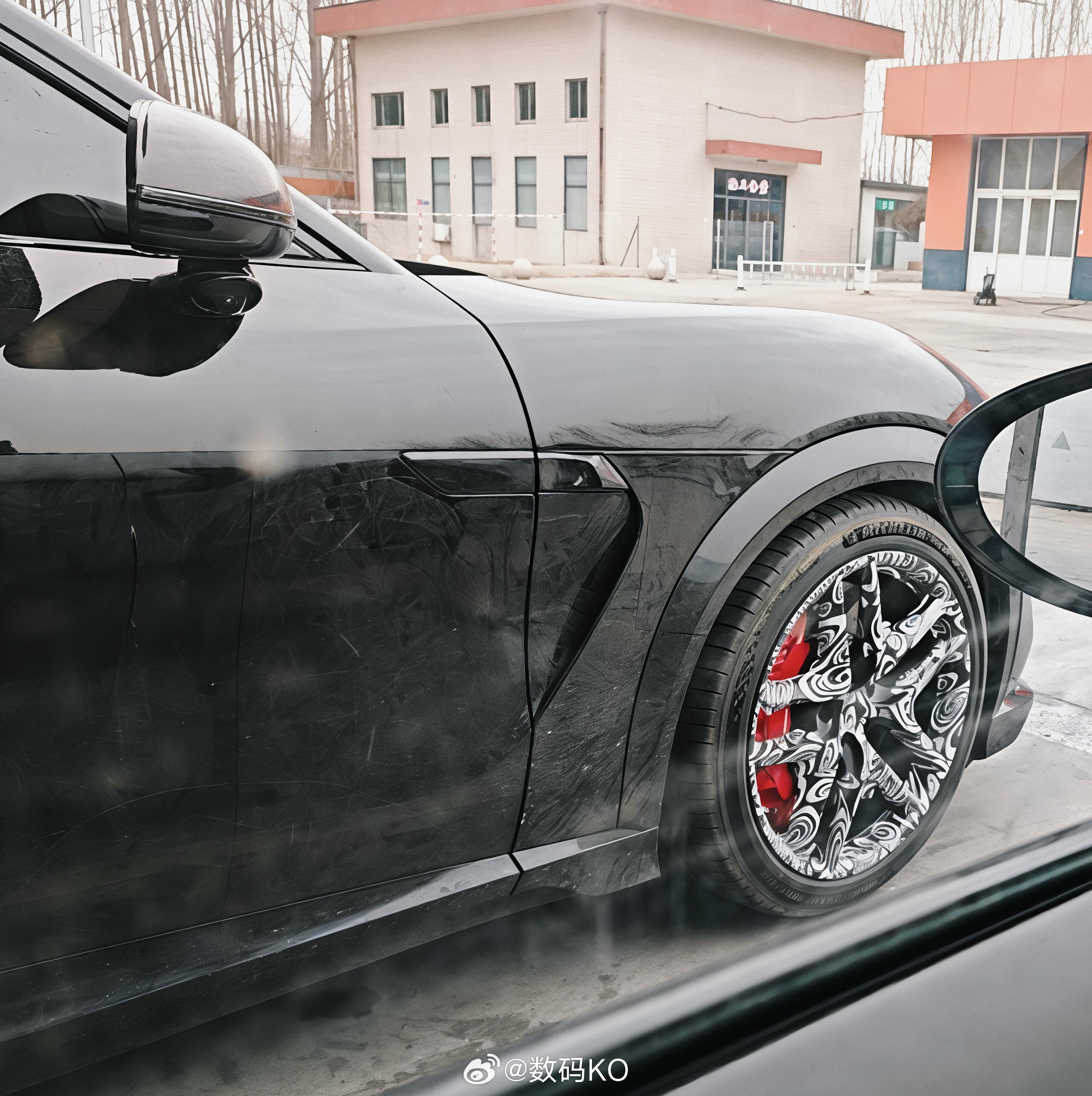 小米YU7GT，红色尾标加红色卡钳，怎么样？