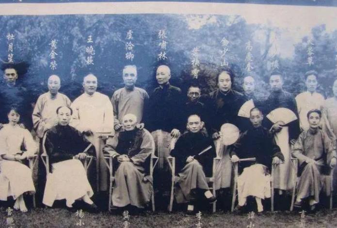 1936年蒋介石的外甥俞洛民外出公干，他拿着皮箱入住一家旅馆，上电梯时因为人多拥