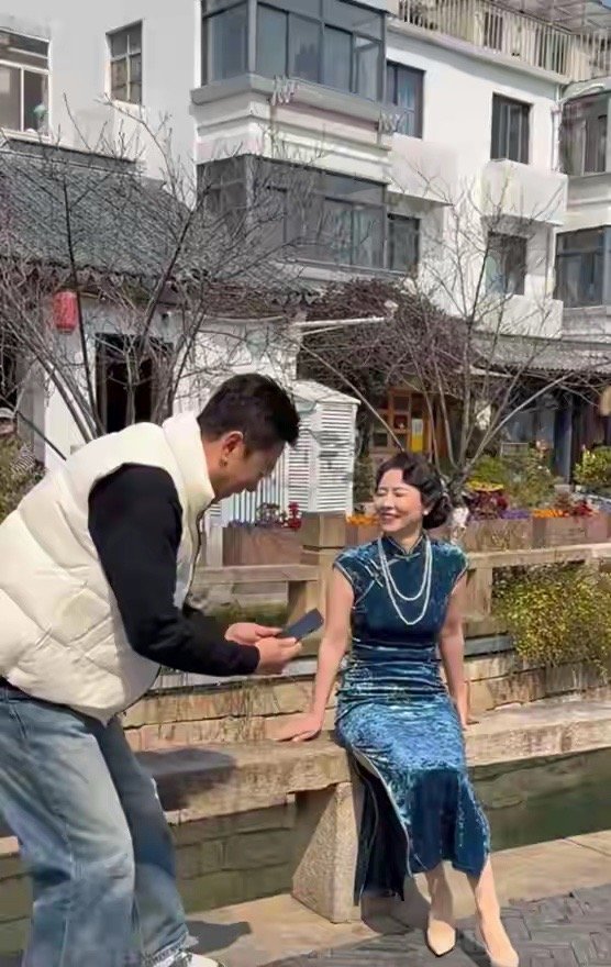 郭涛带小17岁老婆苏州拍写真！李燃穿旗袍好有韵味，颜值不低梅婷