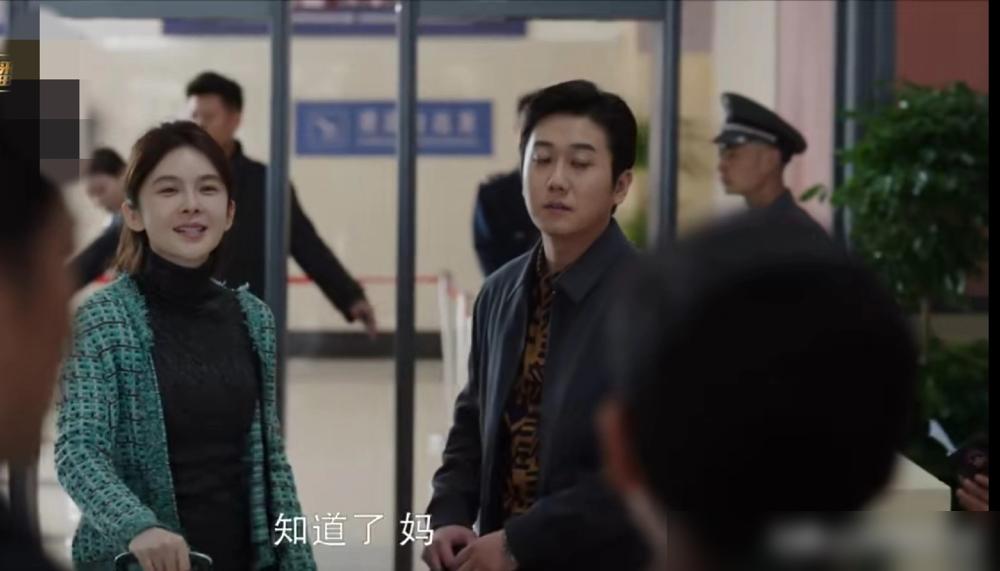 田雨真疯了？新剧片场把梅婷晾一边，自己跑去猪圈里躺着，还让人拍照。梅婷当场