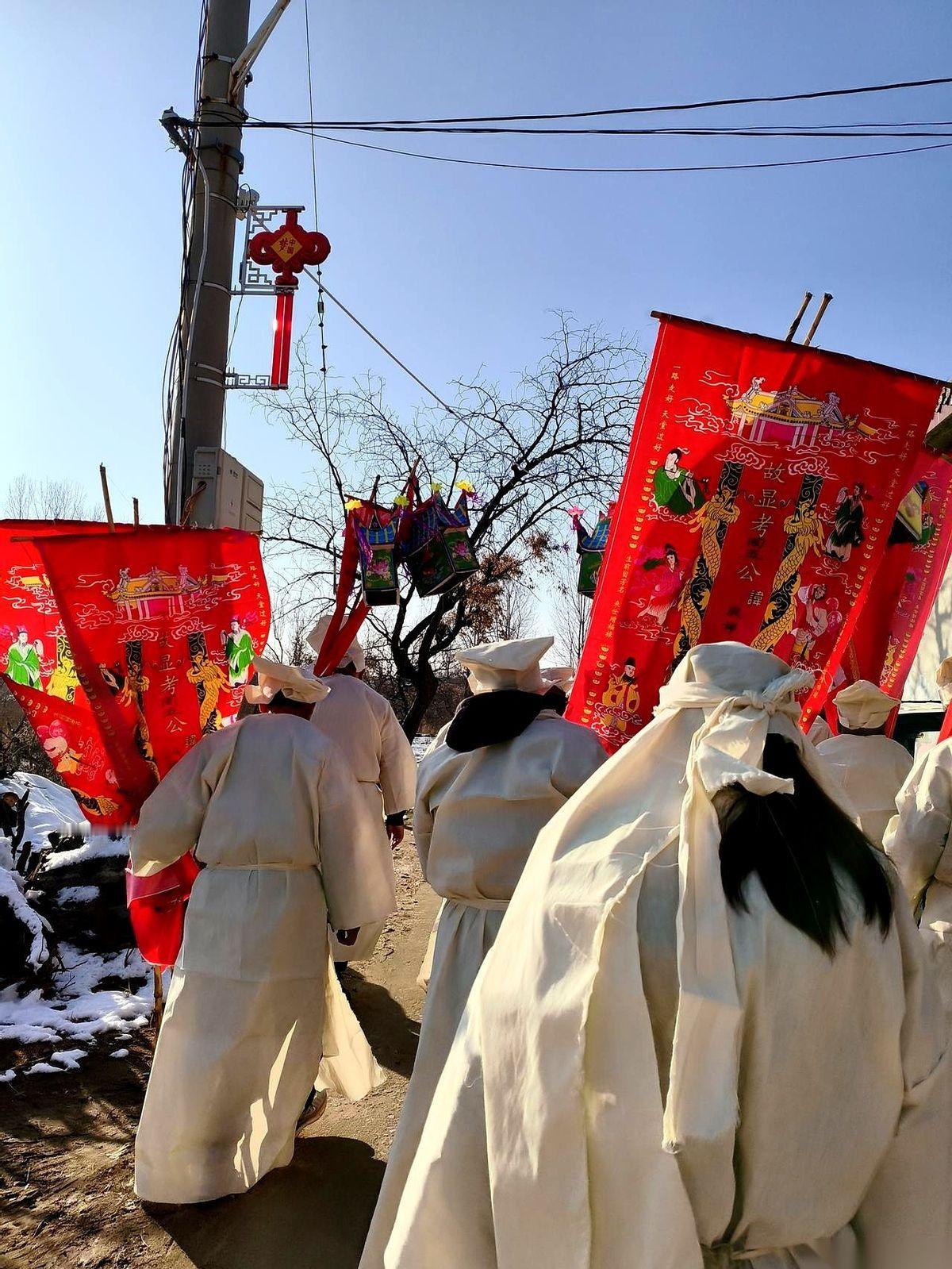 他把自己唯一的房子卖了，给他那个“恨”他的儿子在青岛付了首付。然后自己回老家，