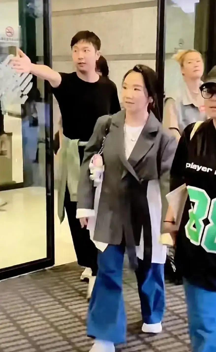 陶晶莹上东方卫视？网友炸了：快回台湾吧！嚯！这两天东方卫视请陶晶莹来上海录节目