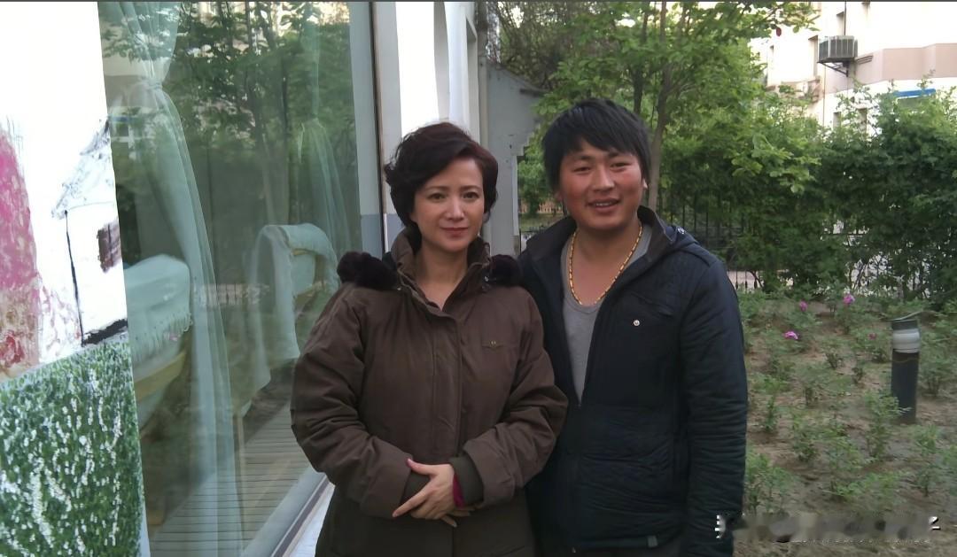 一位网友发文悼念何晴，并晒出一张合影，夸赞其平易近人！12月14日，一位网友发