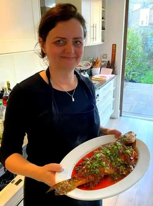 纽约的一个颁奖礼上，一位英国女人拿到詹姆斯·比尔德奖。她叫扶霞·邓洛普，履历写着