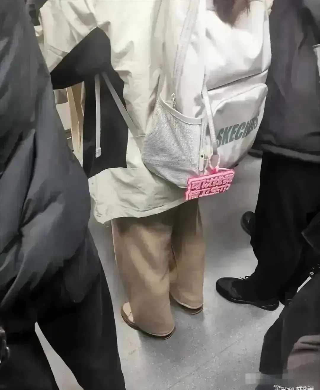 地铁上看到的，现在的小姑娘也太勇敢了！