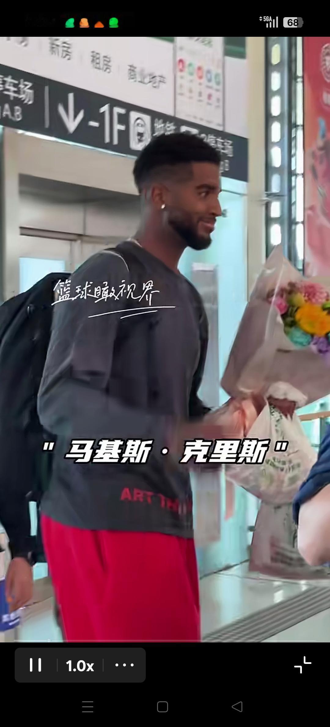 辽宁大外援克里斯已于今天上午抵达沈阳！欢迎来到辽宁大家庭！换了发型的克里斯感