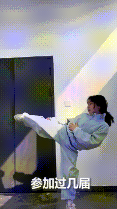 ”11岁女孩火到人民日报了！”近日，上海，一段偶然被拍下的视频火了，一年仅11岁