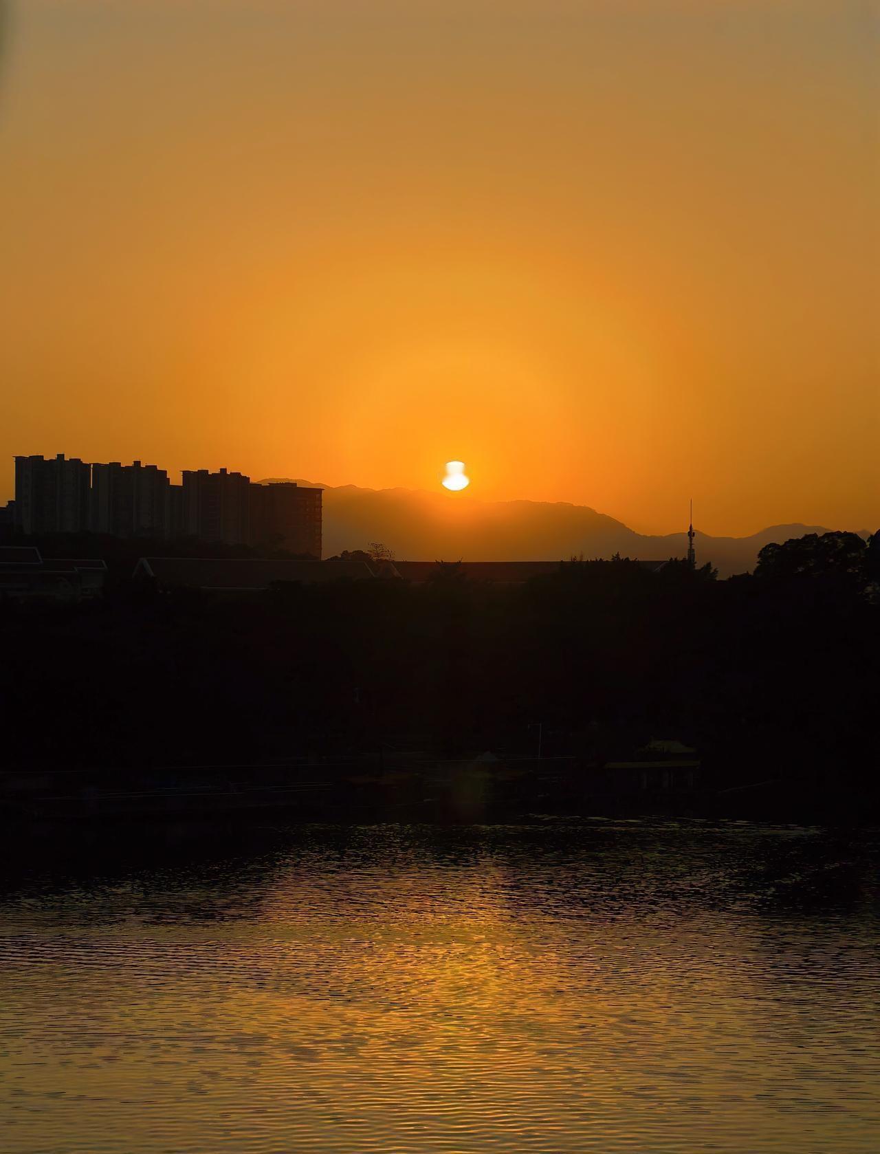 夕阳西下，愉悦心情，风景如画，让人沉醉。登高望远，美景涌现。夕阳悬于远山与高楼