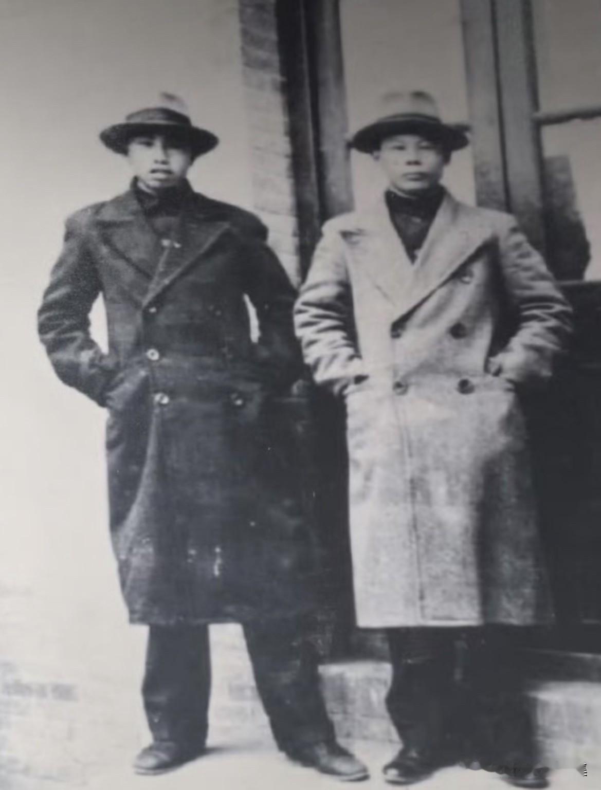 1935年10月，周恩来的参谋王辉与副官陈有才（左），在红军联络处留下的合影。然