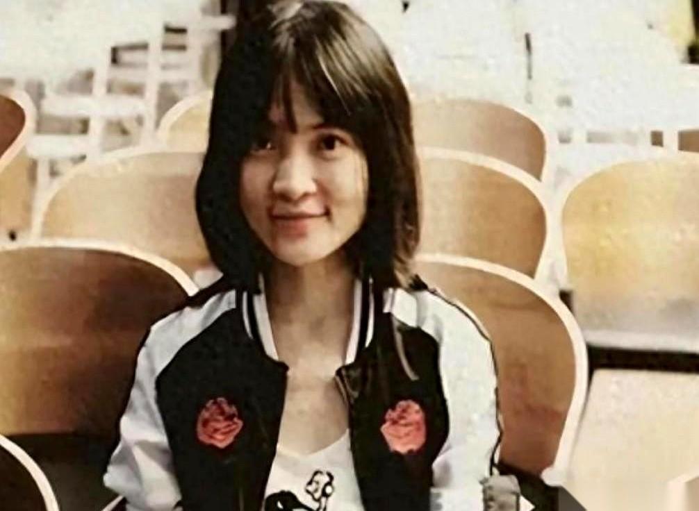 东京一间廉租房里，抬出一具活活饿死的骨架。死者是个37岁的女人，武汉大学毕业的