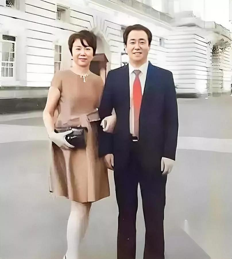 丁玉梅的“聪明账”，全塌了。以为离婚能让许家印扛1.5万亿债，自己拿百亿