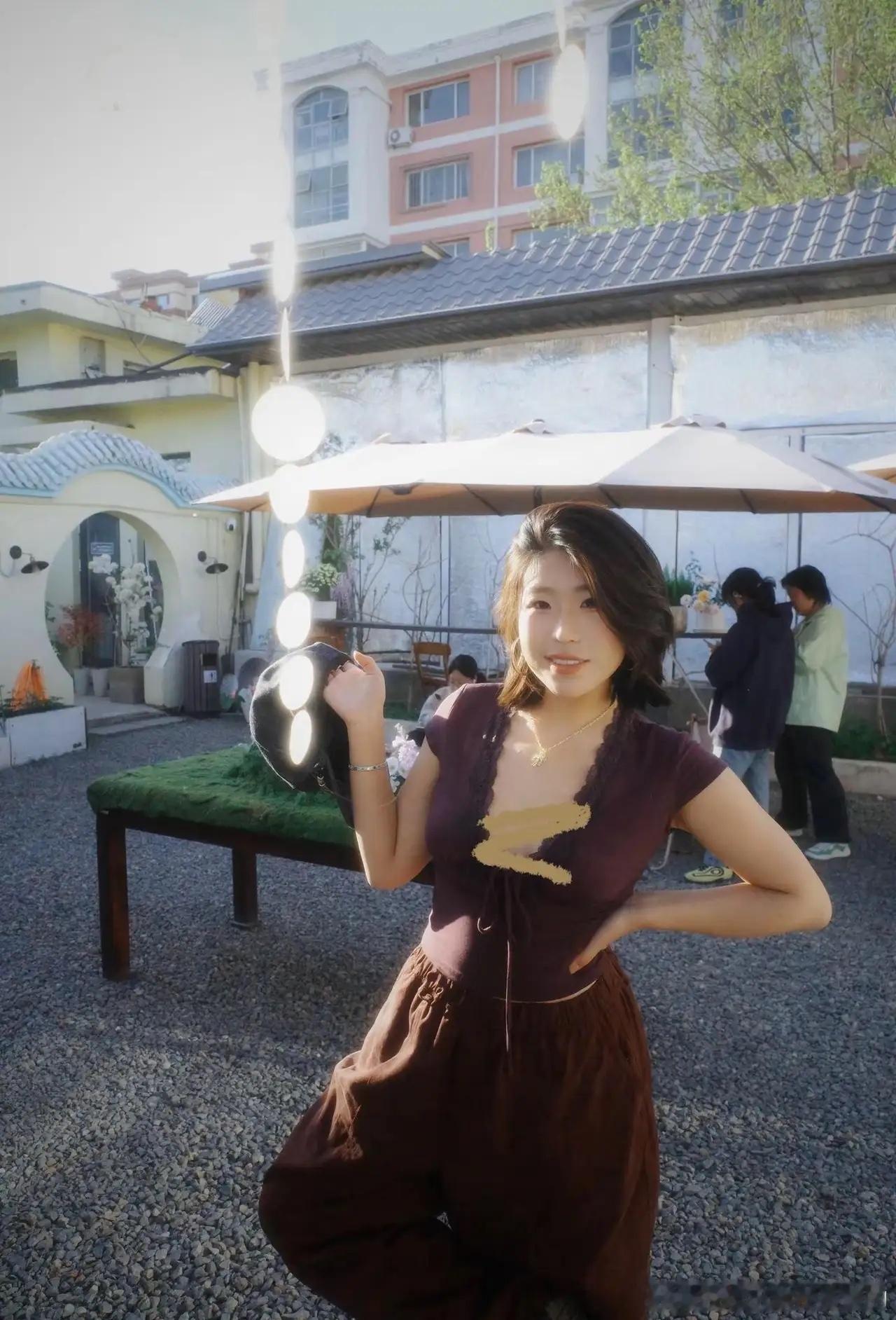 老公：我问你，前凸和后翘你选择哪一个？老婆：前凸！老公：为啥？老婆：再苦也不能苦