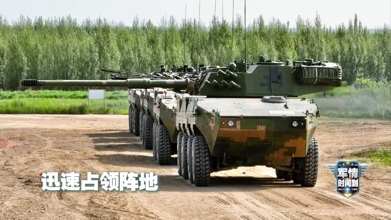 78集团军的大八轮突击炮进行实弹射击训练，这105低膛压坦克炮，看上去也依旧威猛