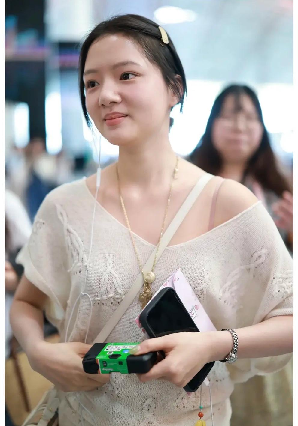 任敏如果去动动👃，她的五官是不是就完美，不像王祖蓝了？现在她总给人一种有些钝