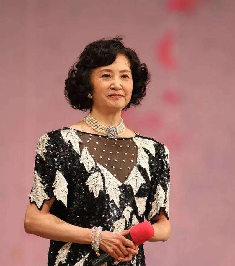 杨春霞李维康京剧艺术成就对比杨春霞、李维康都是当代顶尖大青衣，感染力类型不一样