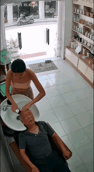 大爷这下可惨了。自从去那家理发店洗过一次头后，大爷像着了魔一样魂不守舍，老板娘