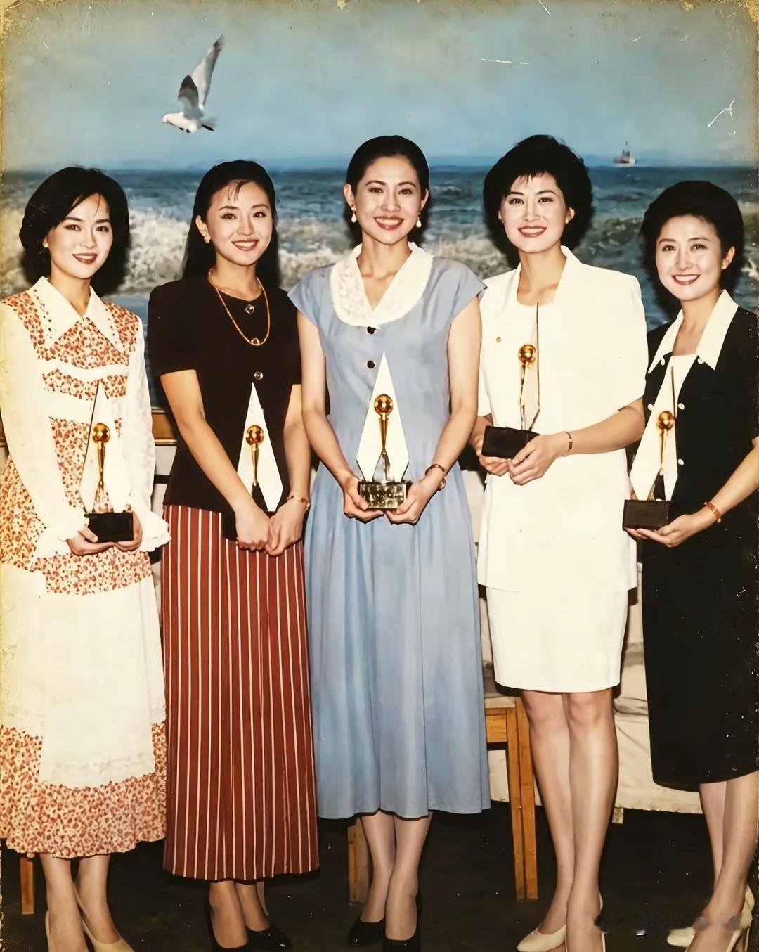 央视五朵金花！1993年首届金话筒奖珍贵合影，被网友称作央视“五朵金花”，从