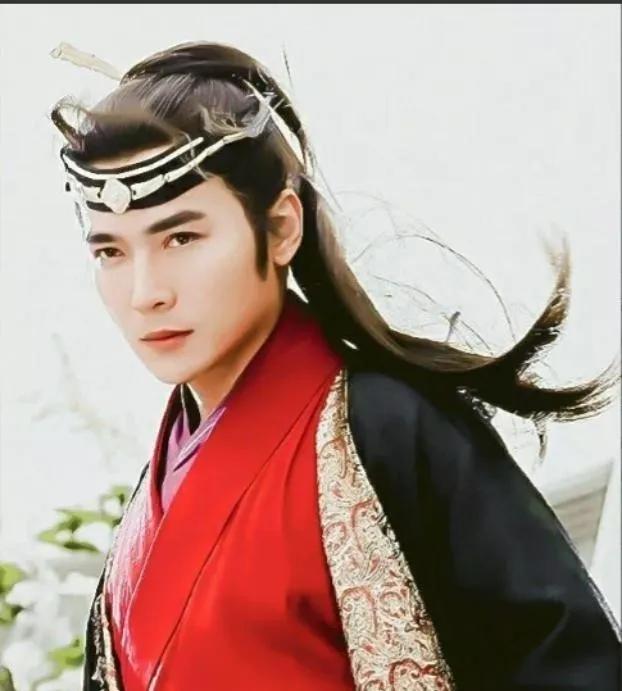 1998年，焦恩俊怕赔偿1000万的违约金，只好硬着头皮和看似60岁的西门大妈，