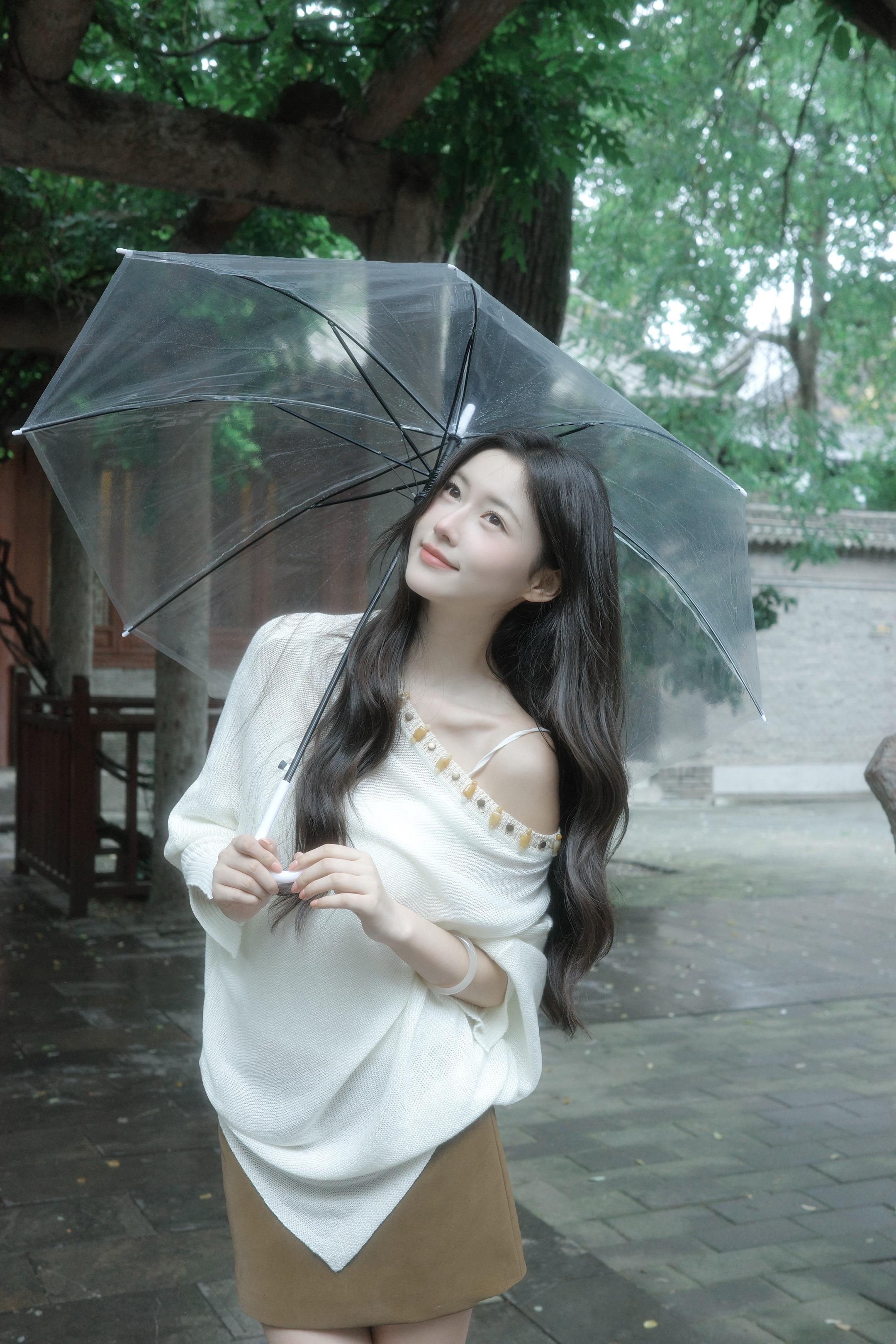 讨厌下雨天 直到你说撑伞陪我一起走 我便开始期待乌云