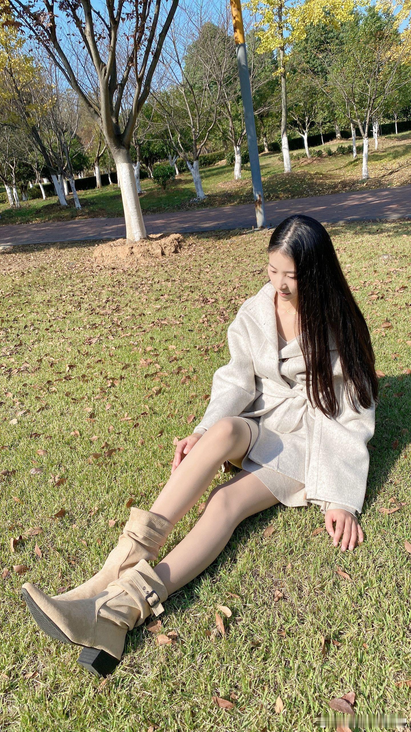 今天穿什么米色裙米色大衣美女绘梦长廊