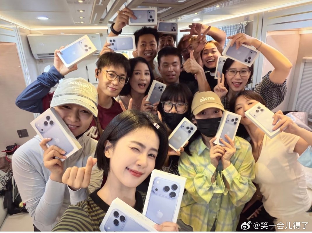 白鹿这是中秋把苹果18当月饼送啊曝白鹿送团队苹果18​​​