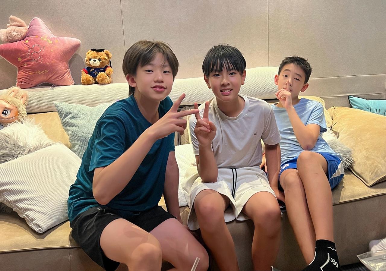 三个星二代昔日合影，陈小春的儿子坐在右边，我是一眼就认出来了。还有一个是吴尊