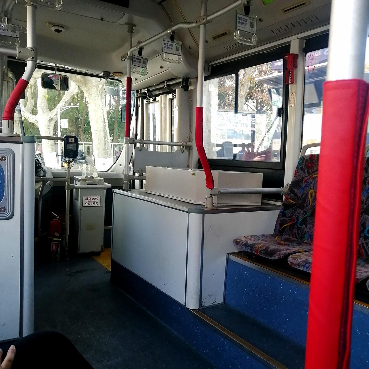 拥军线暖意浓今乘南京公交25路，车上乘客不多，起先并没在意，突然发现有异样，定