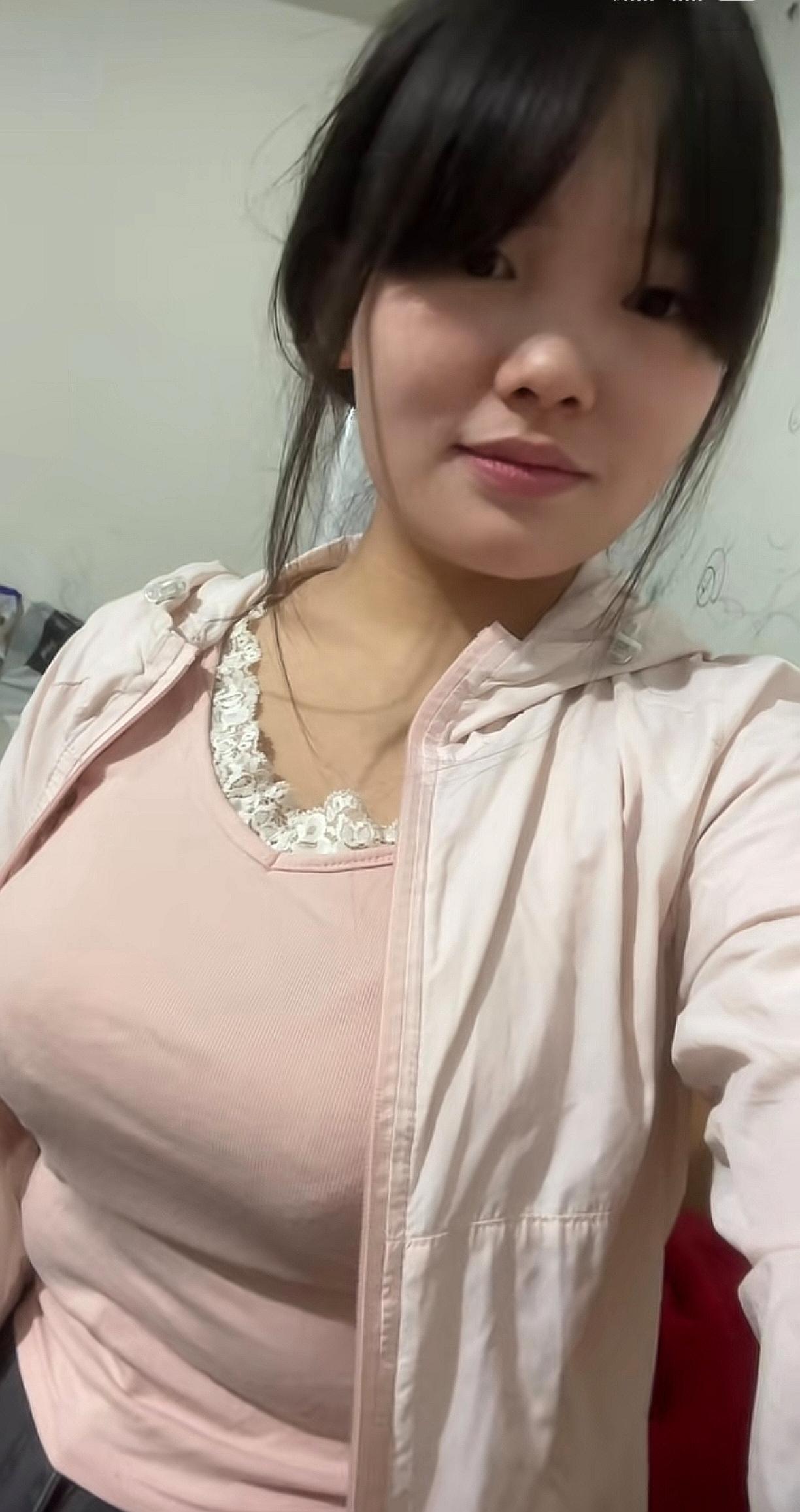 女人味是什么，这个少妇现在就有十足的女人味。