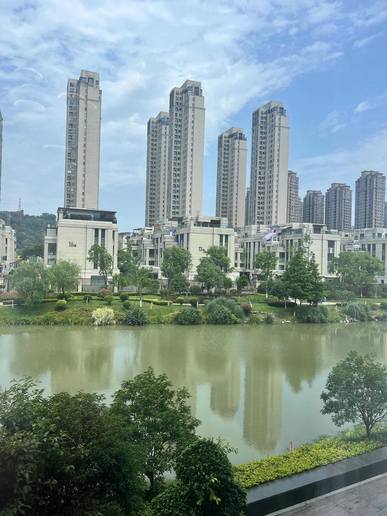 今年8月的台风一场接一场。都是来着不善，善者不来的超强台风。送走了“巴威”，