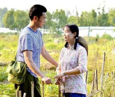 1972年，21岁的知青李文忠救起一名11岁的落水女孩。然而，女孩竟认真地对他说