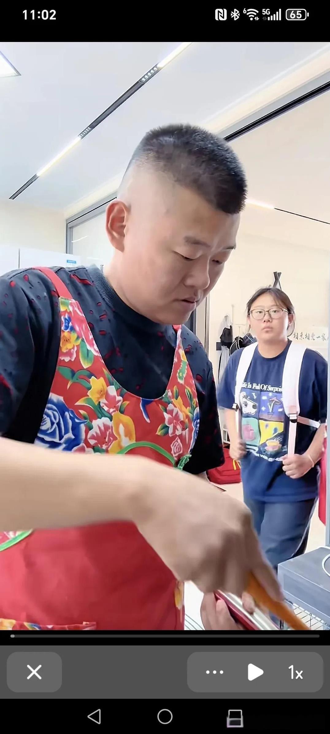 女儿对正在厨房做饭的爸爸说:“爸，你帮我找妈要点生活费呗。”爸爸说:“你去跟她要