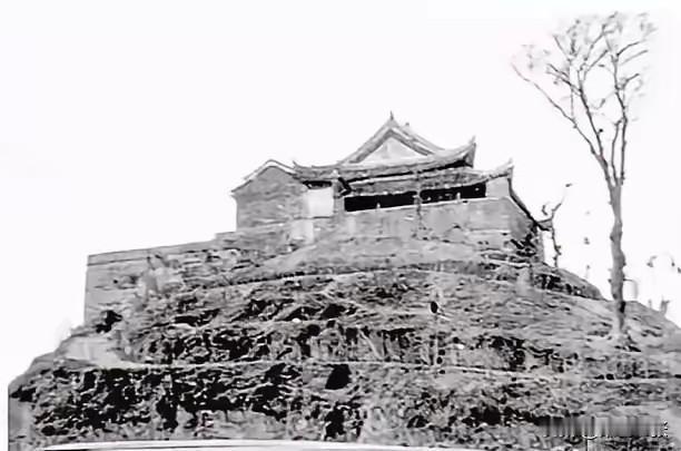 泰山，位于江苏泰州。海拔8848.88mm，为泰州第一高峰。泰州及其境内的泰