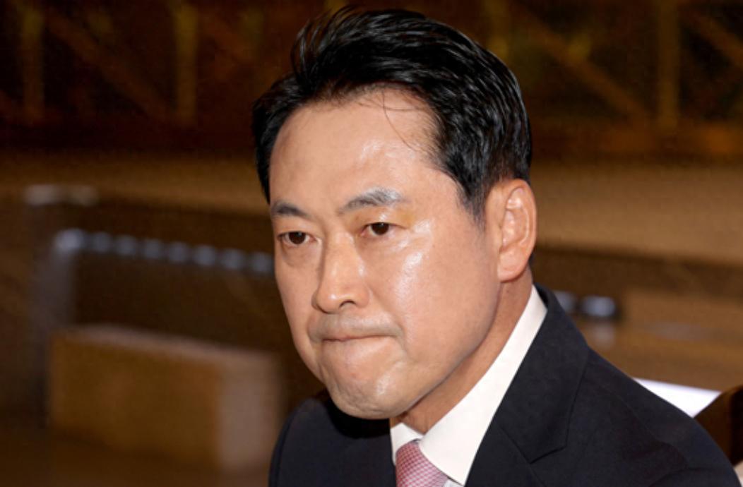 韩国最近的政坛就像一锅开到沸点的热水，谁也不敢轻举妄动，但谁也不愿意先退一步。1