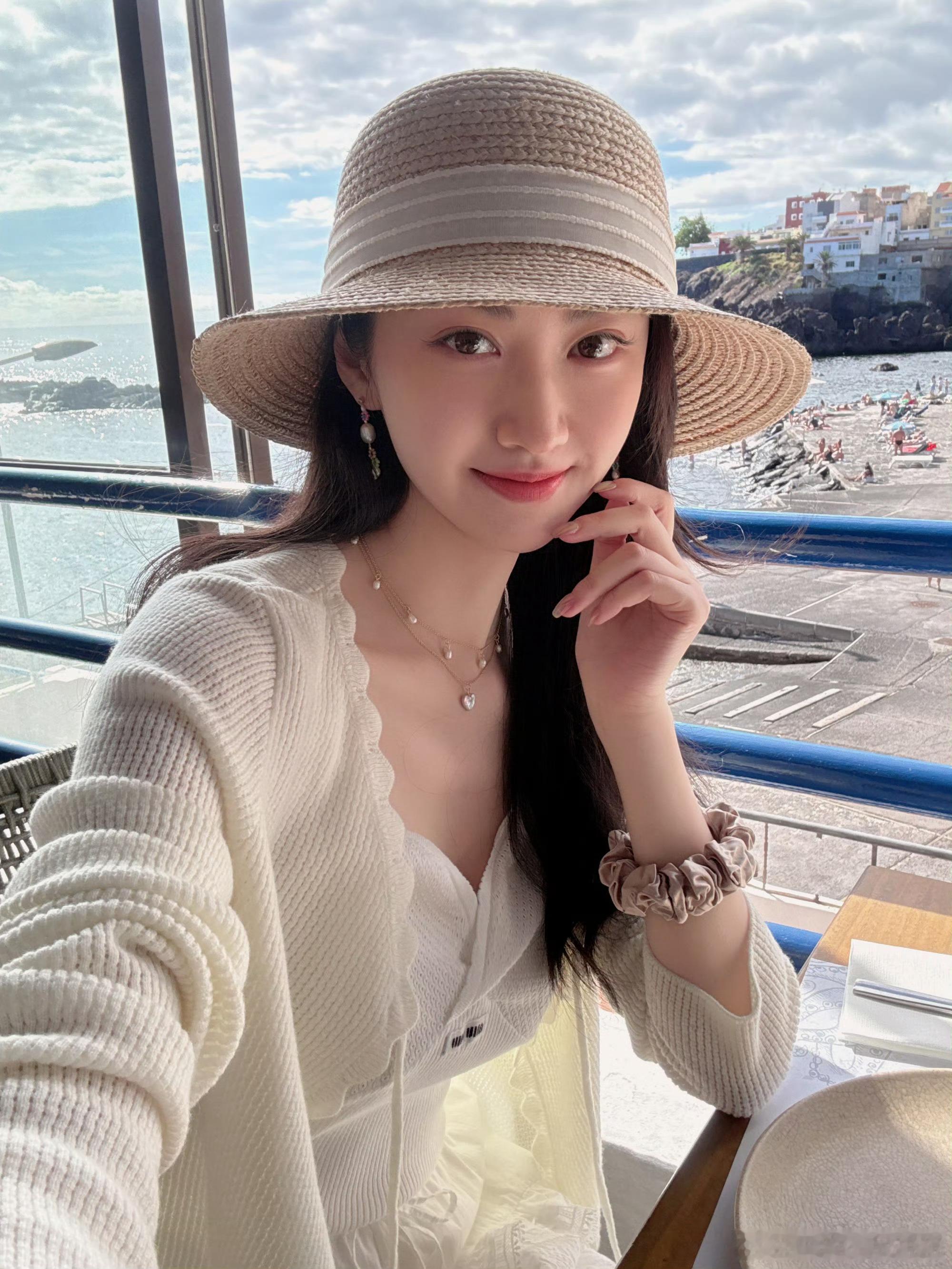 九宫格的美甜海边度假大片！！看来是不合作雕了穿miumiu了。雕其实适合她富贵花