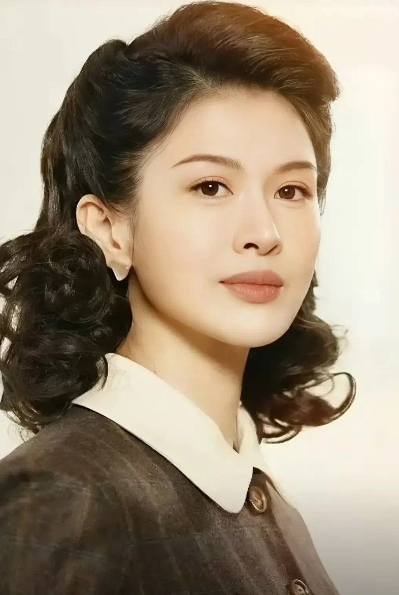 看《沉默的荣耀》，最让我震撼的是阿美。她不是那种喊着口号的“烈女”，而是在丈夫牺