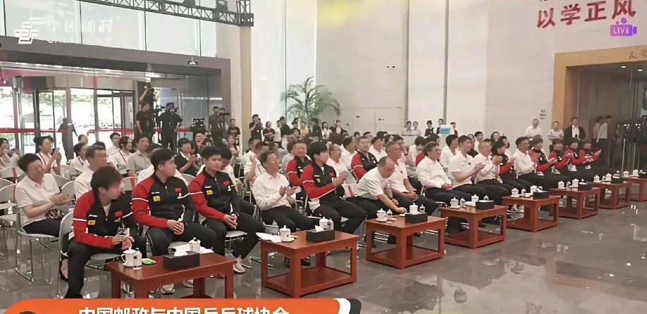 王楚钦和孙颖莎这位置坐得是真对称！俩人中间就隔了个领导，典型的优秀孩子往中间凑，