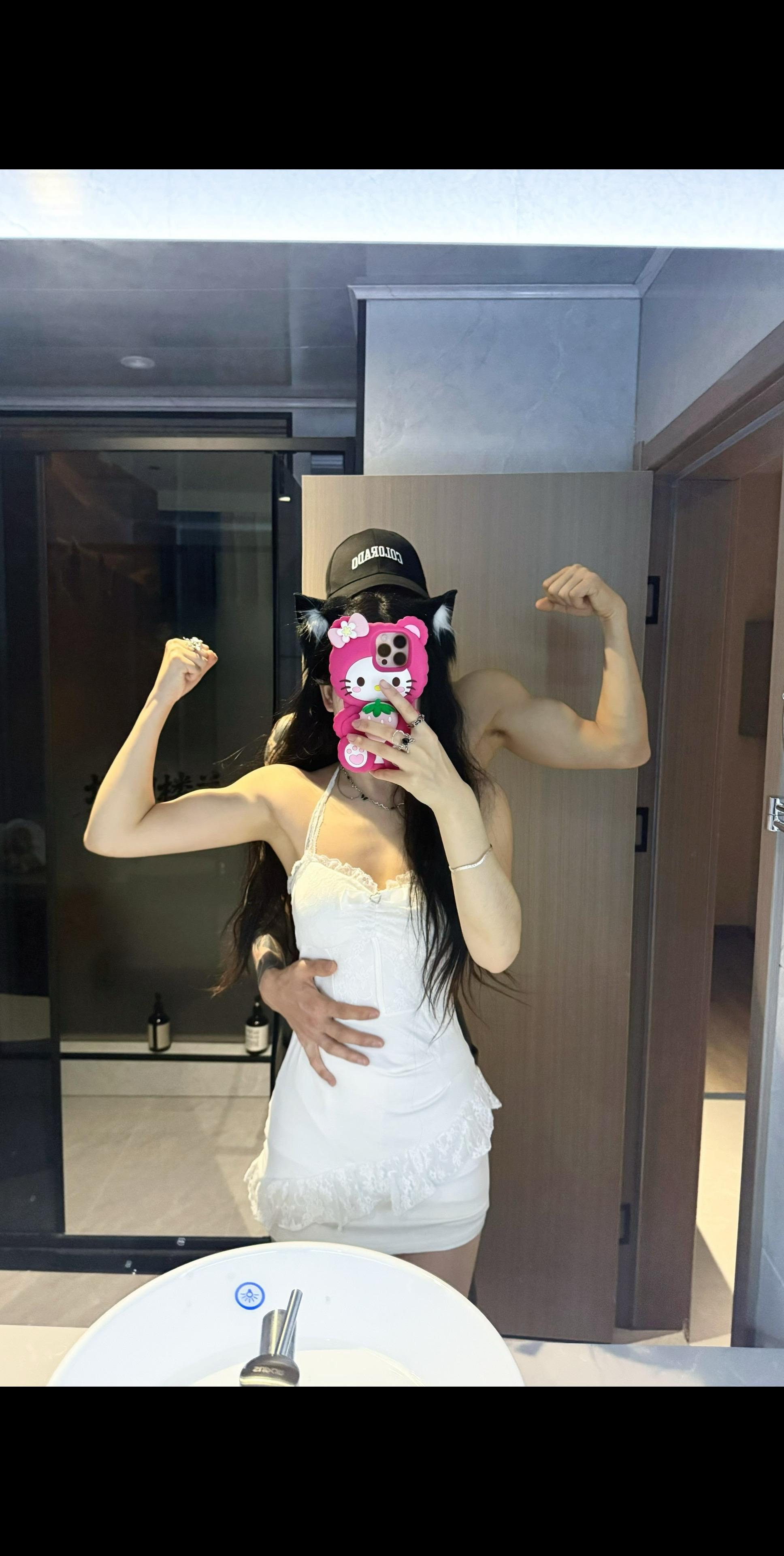 整天这么拽 他们知道你私底下是我的小狗吗