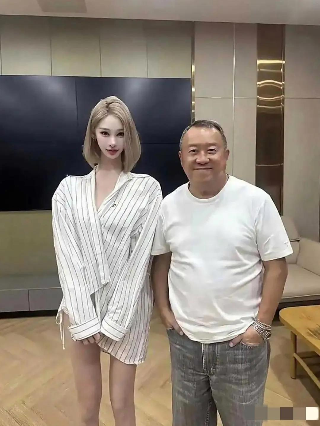 镜头中的曾志伟虽然面黑个矮，身胖脖粗，但气色盈和，一点儿都不见老呀；身旁的女子瘦