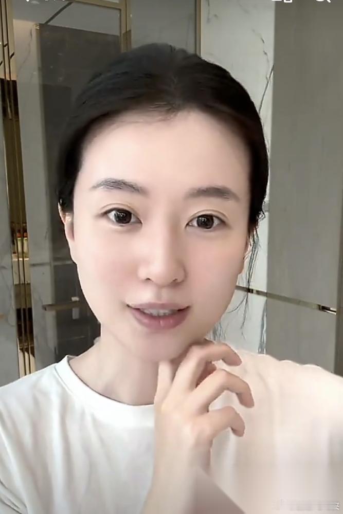 乔欣最近发了个视频，产后状态惊到不少人。没胖，反而一脸富态。网友羡慕，说她嫁