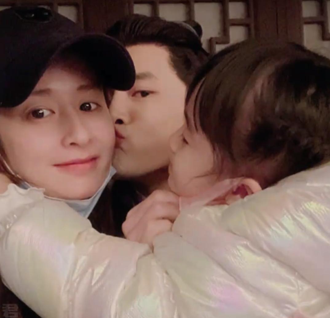 付辛博妻女三亚游玩，颖儿偷拍女儿惹她生气，7岁小月亮抢妈妈手机