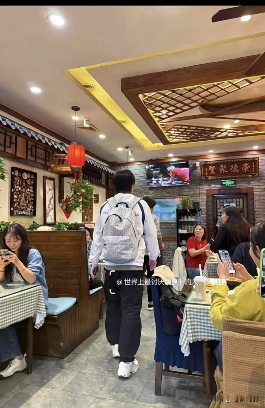 头啊！你怎么又火了，怎么穿衣风格突然变了，学生气十足[赞]百变大师王楚钦，毕竟