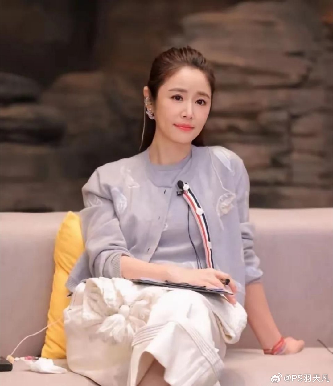 林心如现在的穿衣思路，明显不是一味追求显瘦，而是先让整个人看着舒展。浅灰色刺绣针