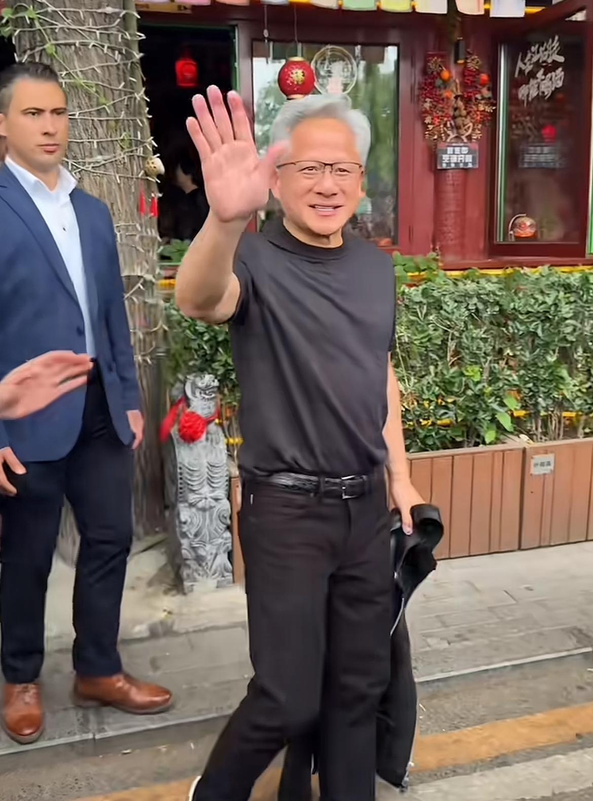 黄仁勋终于脱掉了皮夹克，并没有网友想象中的“防弹衣”。黄仁勋15号的行程真的是