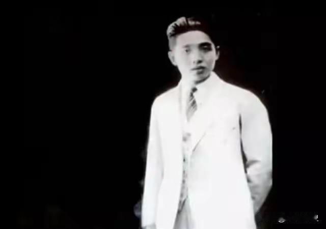 一次，唐生明到上海租界的理发店理发，一个修指甲的姑娘给他修完指甲后，他就顺手在她